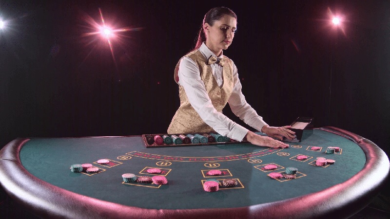 Dealer Poker Là Gì? Vai Trò Và Kỹ Năng Của Dealer Trong Poker