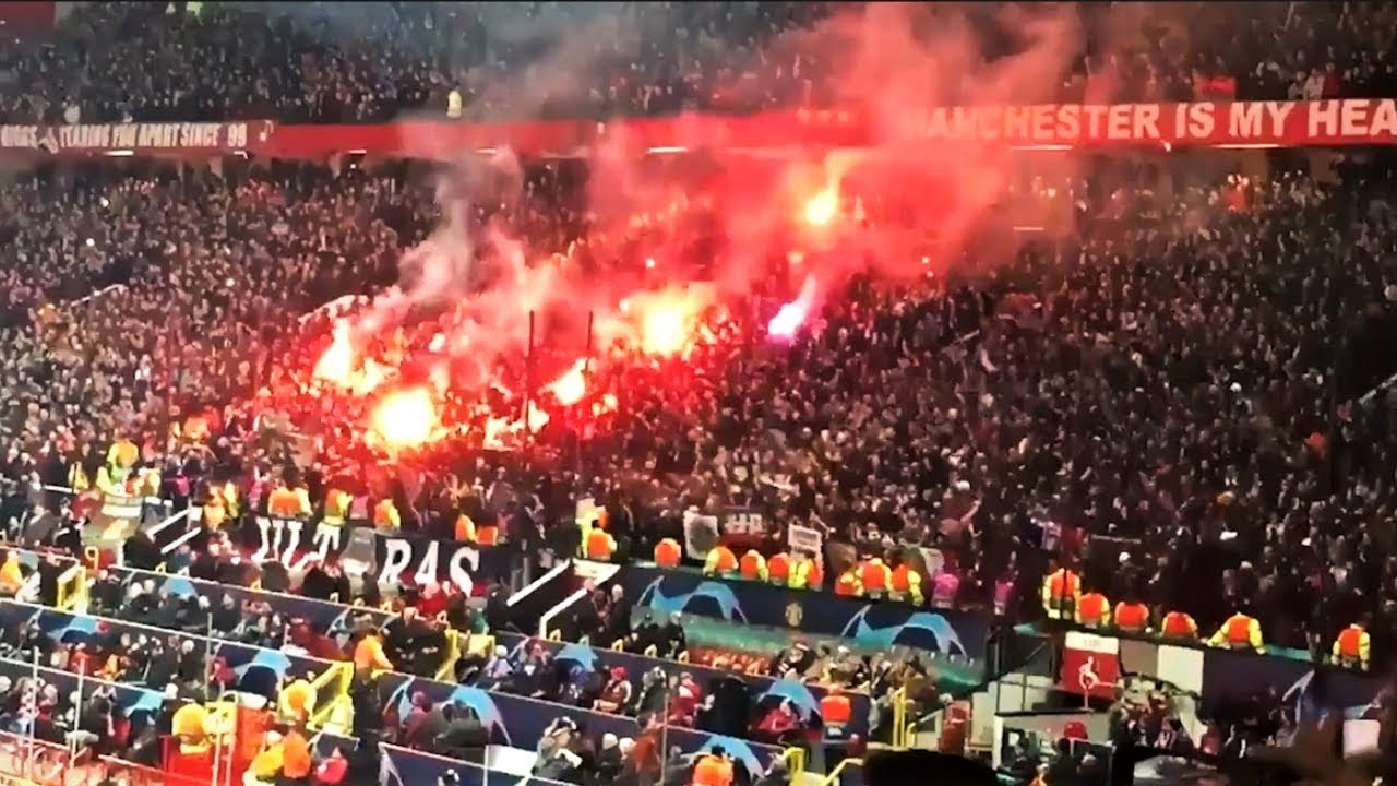 Nhóm Ultras tạo bầu không khí sôi động