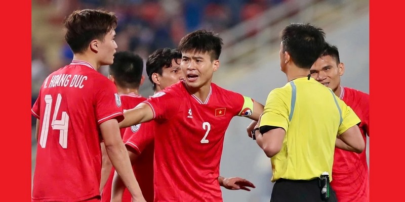 Đội trưởng dẫn dắt đồng đội trong trận đấu