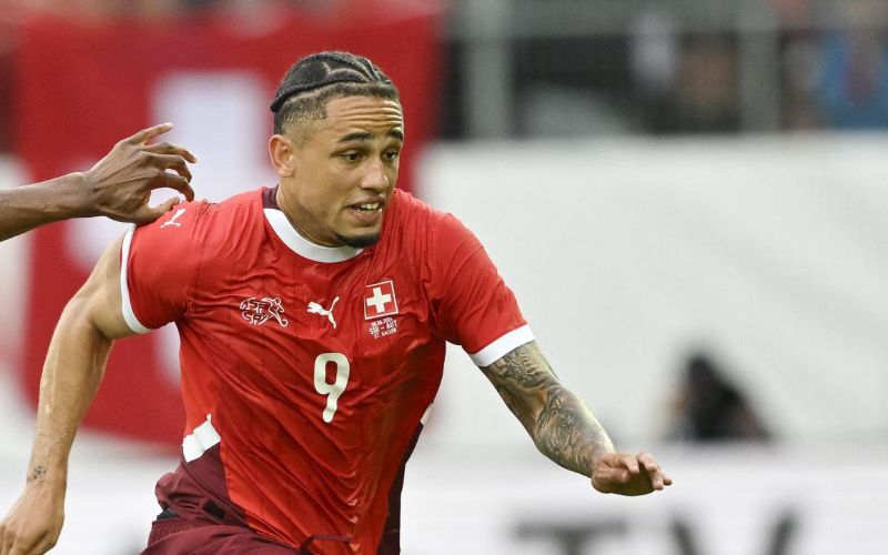 Noah Okafor trong lối chơi tập thể