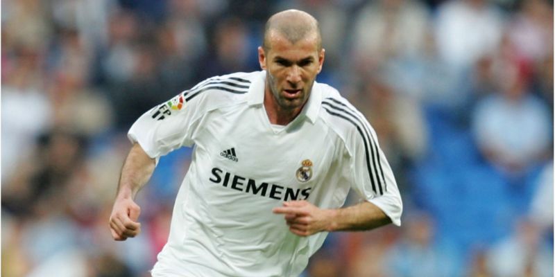 HLV Zinedine Zidane từng là một trong những cầu thủ tài hoa nhất Zidane trong màu áo Real Madrid với những pha xử lý bóng nhung lụa