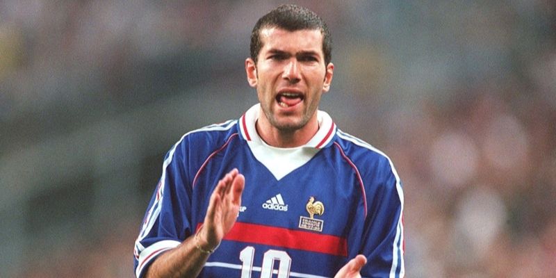 HLV Zinedine Zidane từng đóng vai trò thủ lĩnh của ĐTQG Pháp Zidane dẫn dắt tuyển Pháp chinh phục đỉnh cao thế giới