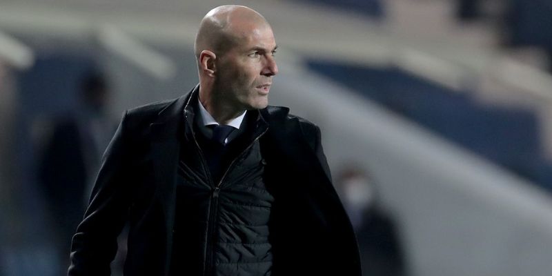 Điểm đặc biệt trong phong cách dẫn dắt của HLV Zinedine Zidane Zidane chỉ đạo các học trò trên sân cỏ