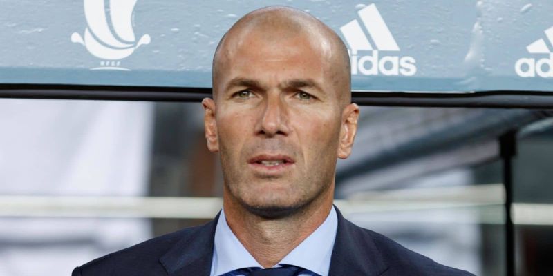 Sơ lược về HLV Zinedine Zidane Chân dung HLV Zinedine Zidane - nhà cầm quân tài ba của Real Madrid