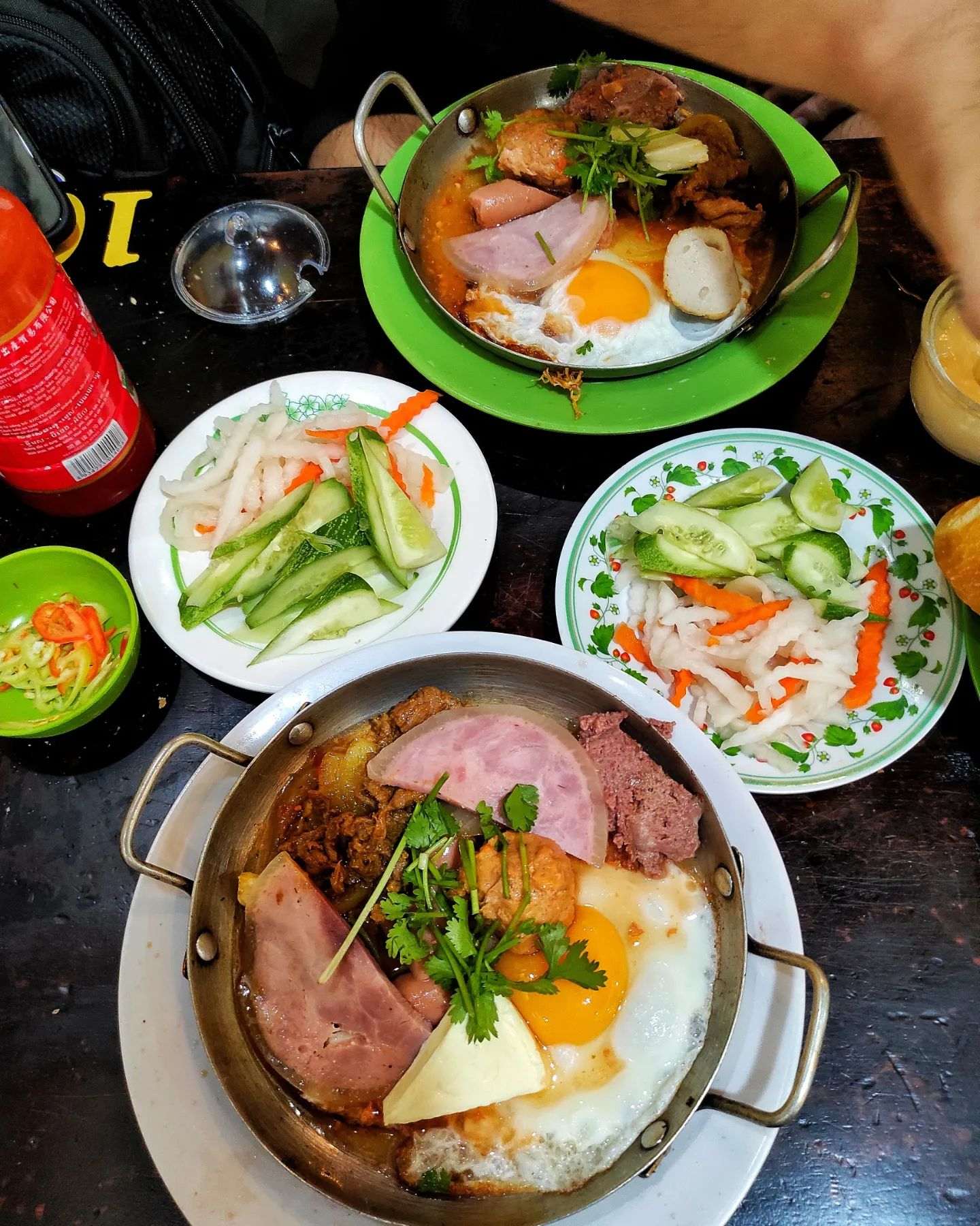 Phần bánh mì chảo hấp dẫn tại quán Dì Nữ