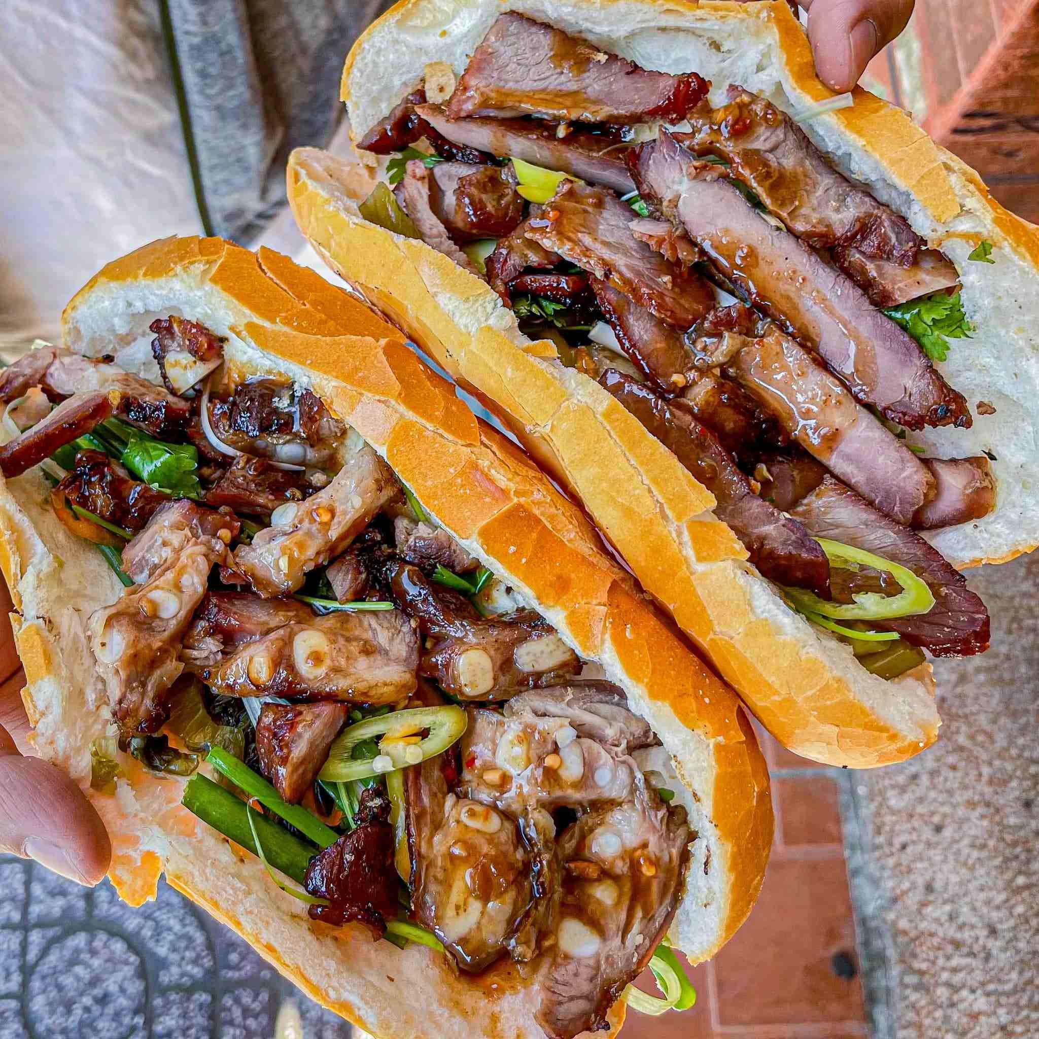 Bánh mì sườn sụn cải chua lạ miệng