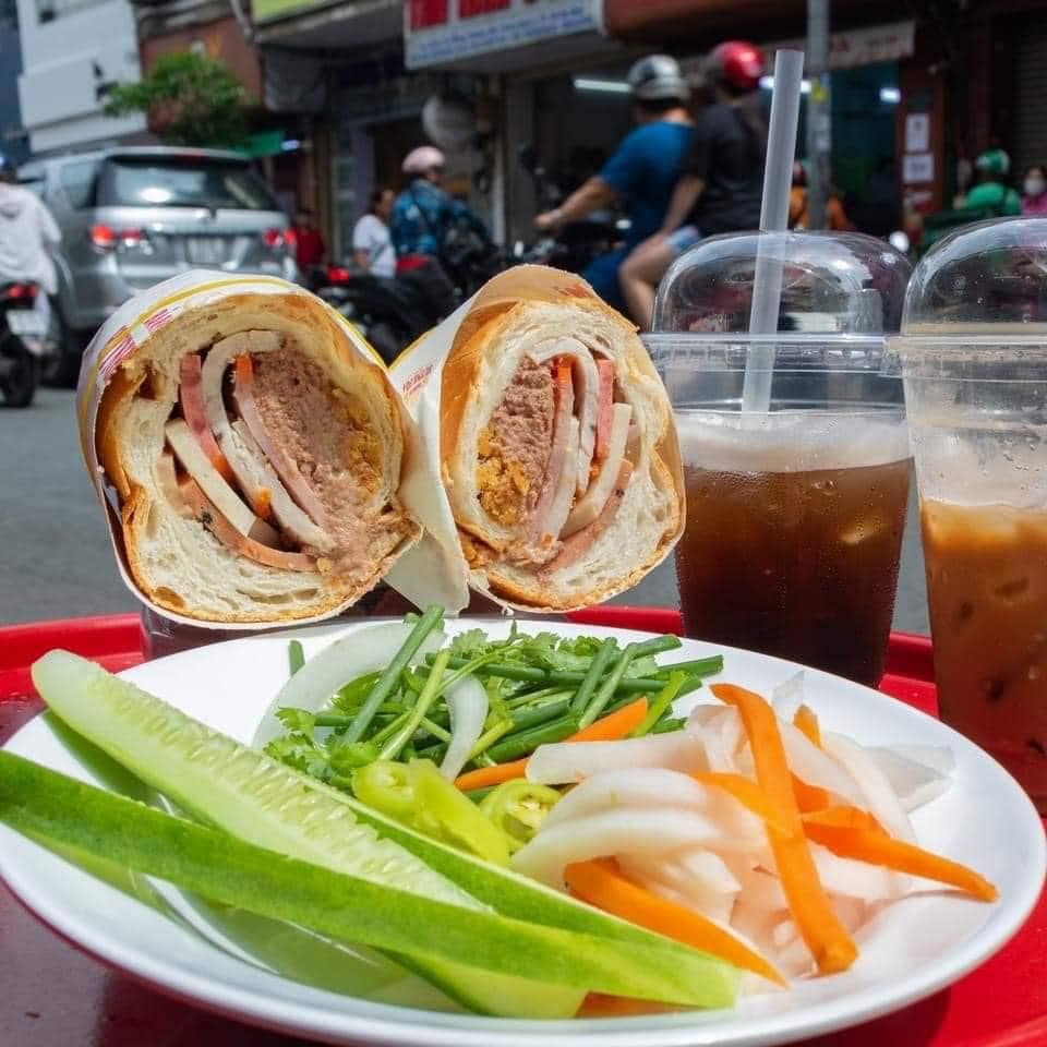 Bánh mì Bà Huynh với nhân thịt chả đặc sắc