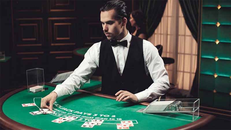 Dealer Poker là gì? Hướng dẫn phân biệt Dealer và Player - Top Game