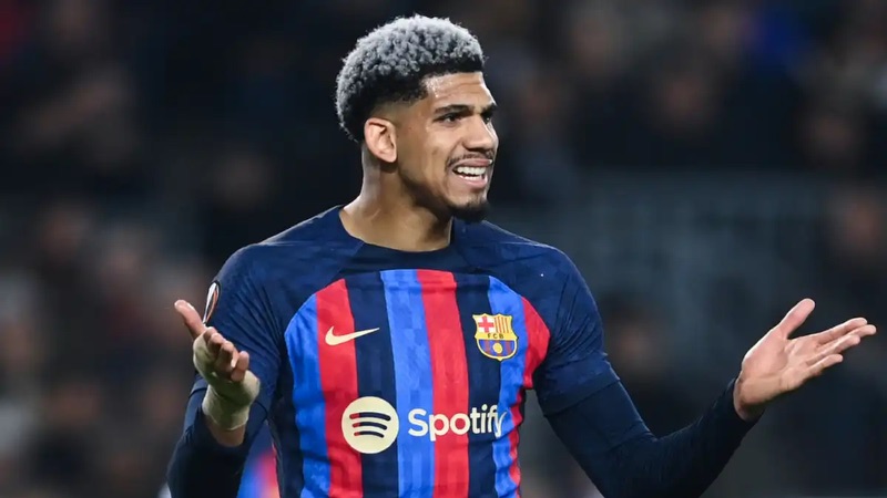 Từ cái tên vô danh và nổi lên như một hiện tượng Cầu thủ Ronald Araujo - Thay đổi chóng mặt tại Barca