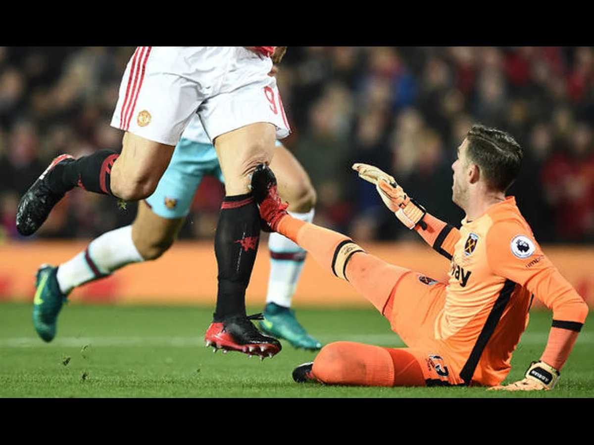 Kỹ thuật xoạc bóng đỉnh cao trong phòng ngự