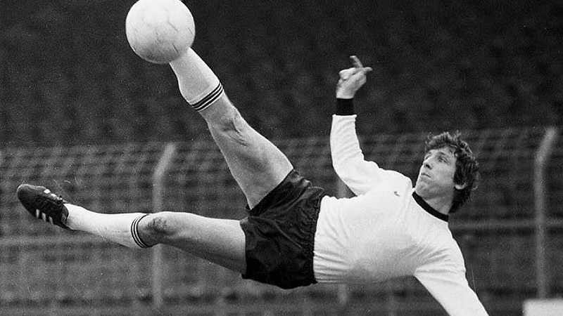 Tiền đạo Klaus Fischer bóng đá Đức