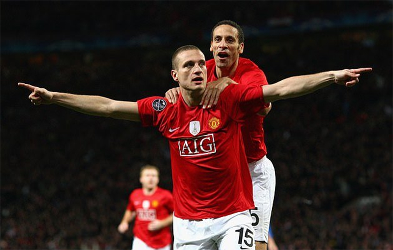 Nemanja Vidic nổi tiếng với lối chơi lăn xả và quyết liệt