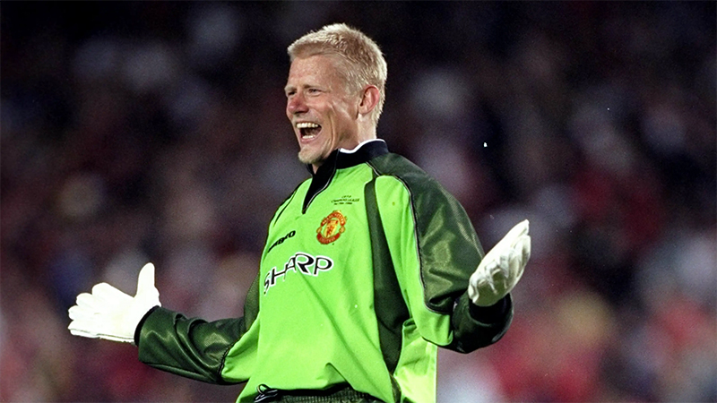 Thủ thành huyền thoại Peter Schmeichel với sải tay cực rộng